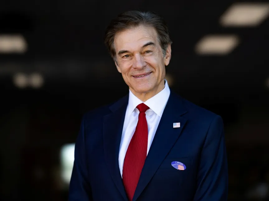 الدكتور محمد أوز خارج أحد مراكز الاقتراع خلال الانتخابات التمهيدية في ولاية بنسلفانيا الأميركية. 17 مايو 2022 - reuters