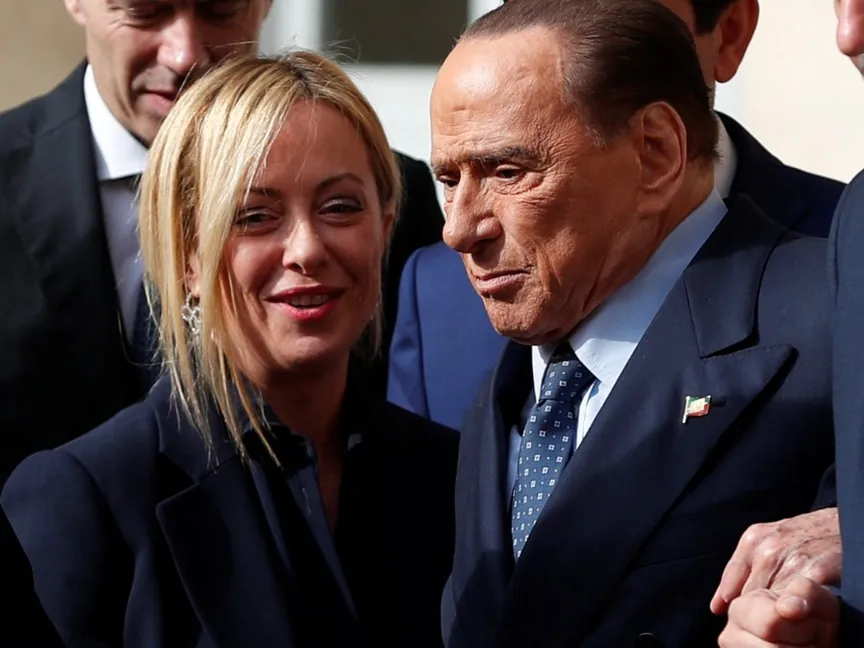 جورجيا ميلوني مع رئيس الوزراء السابق سيلفيو برلسكوني خلال مؤتمر للمحافظين في روما. 21 أكتوبر 2026 - Reuters