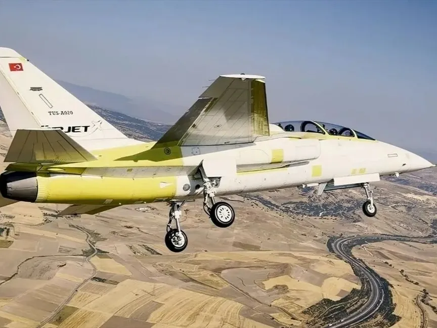 تركيا تعلن نجاح أول رحلة جوية لطائرة "HURJET" النفاثة