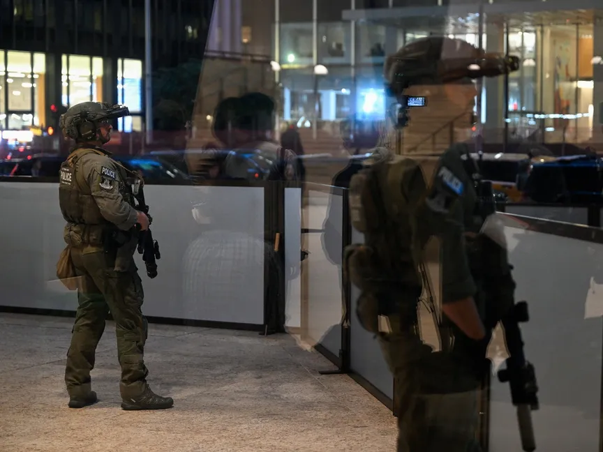 عناصر من جهاز الأمن الدبلوماسي الأميركي يقفون للحراسة خارج المقر العالمي لبنك "جيه بي مورجان تشيس"، عقب اجتماع وزير الخزانة الأميركي سكوت بيسنت مع نائب رئيس الوزراء الصيني خه ليفنج، قبيل قمة بين الرئيس الأميركي دونالد ترمب والرئيس الصيني شي جين بينج، في مدينة نيويورك، الولايات المتحدة، 20 سبتمبر 2026 - Reuters
