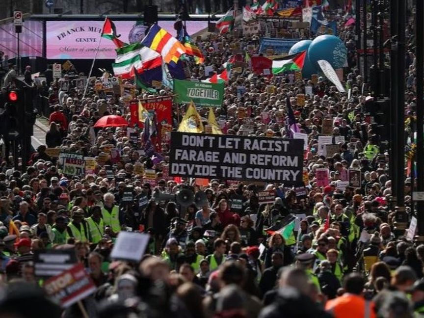 بريطانيا.. احتجاجات في لندن تندد بتصدر اليمين المتطرف لاستطلاعات الرأي
