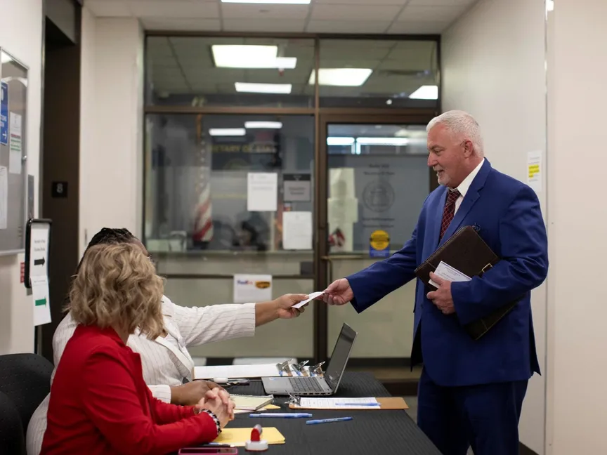 6 انتخابات تمهيدية بالكونجرس تشكل اختباراً لتأييد ترمب وميول الديمقراطيين