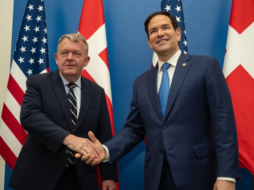 وزير الخارجية الأميركي ماركو روبيو يصافح نظيره الدنماركي لارس لوكه راسموسن خلال لقاء في بروكسل. 3 أبريل 2025 - x/SecRubio