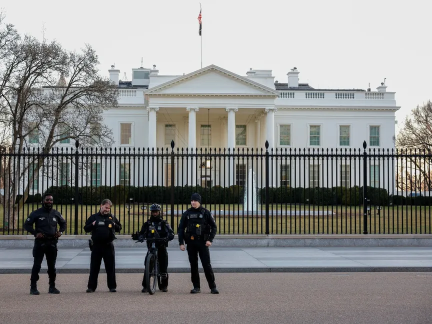 عناصر من جهاز الخدمة السرية الأميركي يقفون خارج البيت الأبيض في واشنطن بالولايات المتحدة. 28 يناير 2023 - Reuters