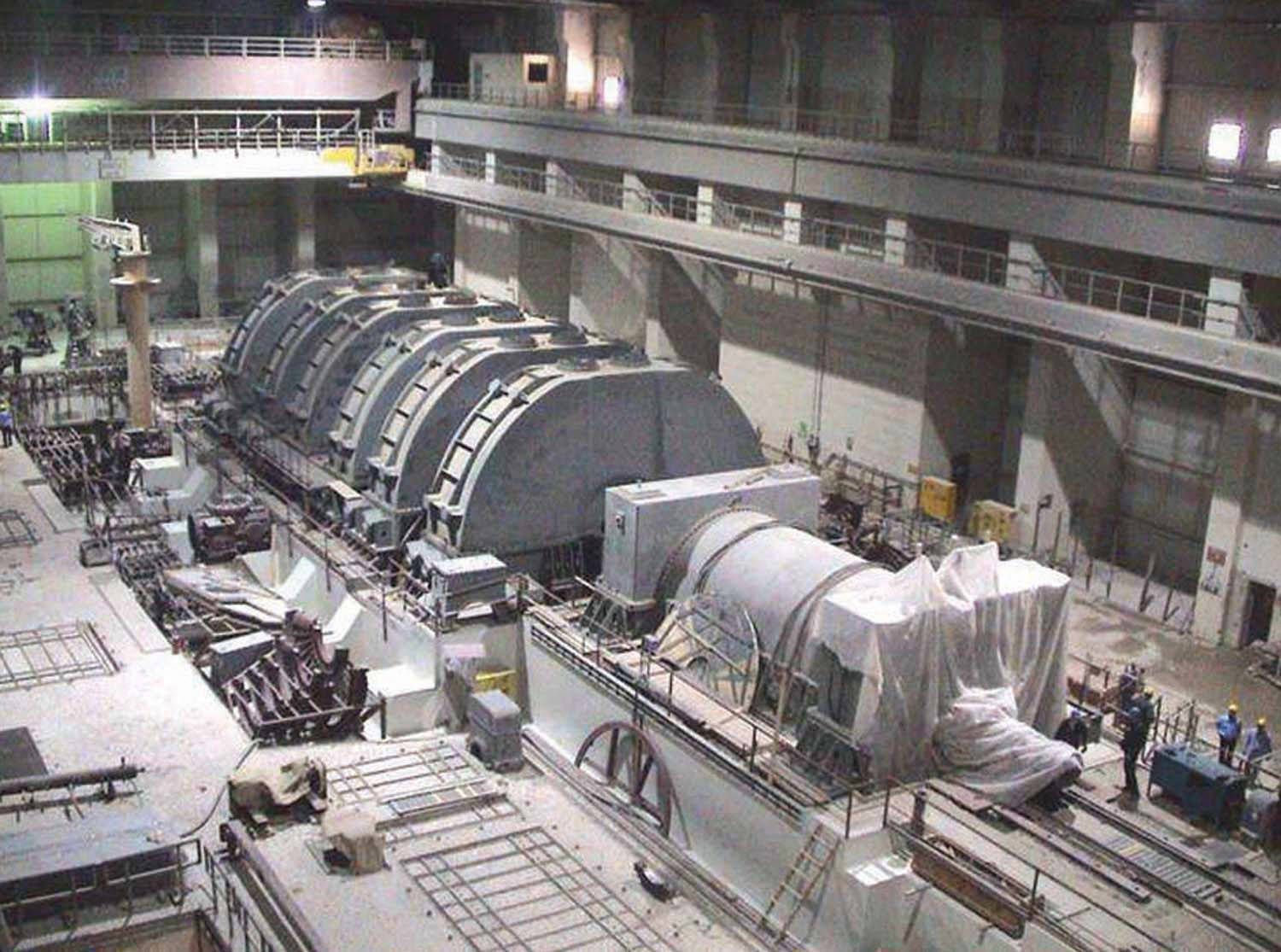 جلنب من تركيب أول مفاعل نووي إيراني في محطة بوشهر على بعد حوالي 1300 كيلومتر جنوب طهران، 22 أغسطس 2004 - AFP