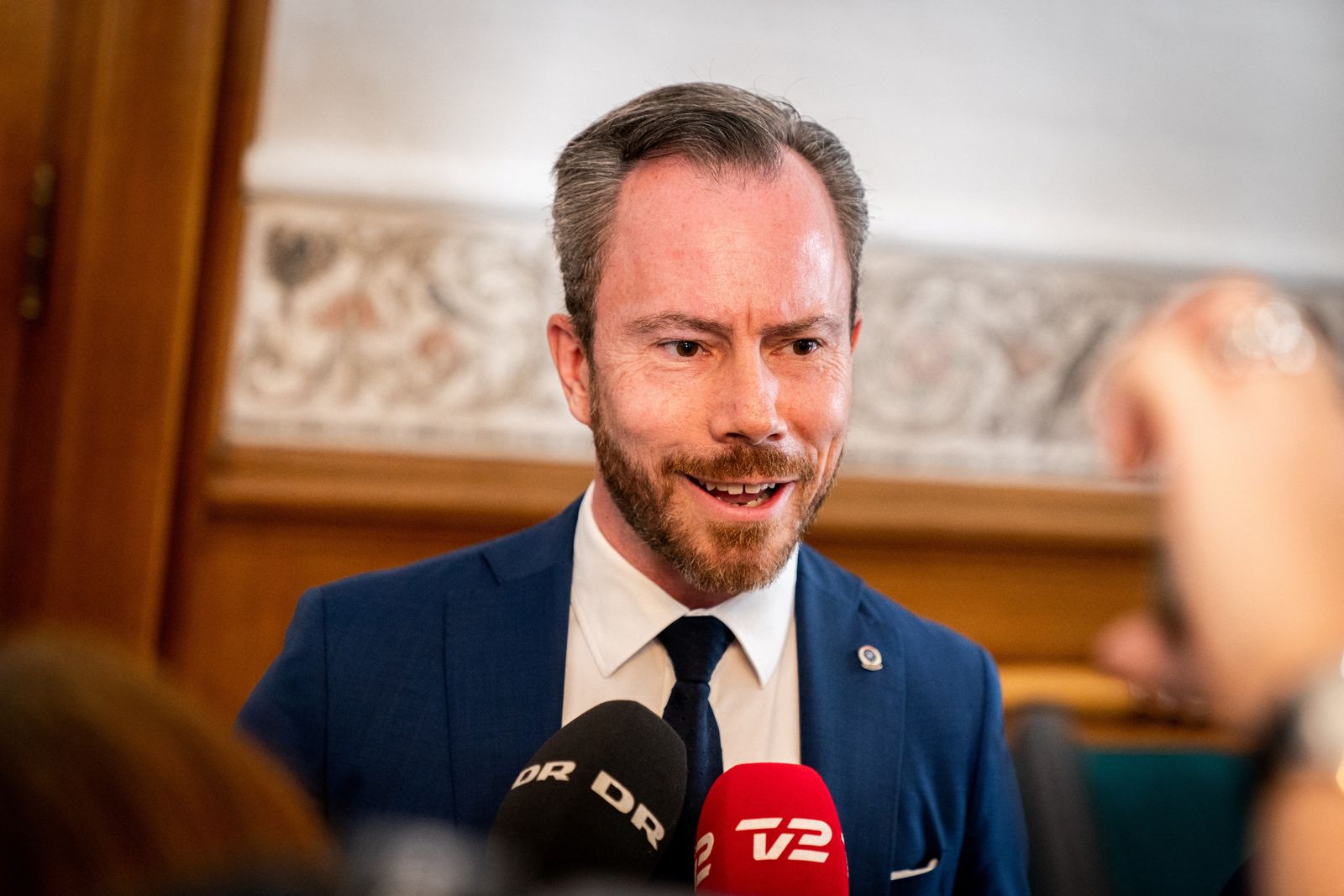 رئيس الحزب الليبرالي الدنماركي ياكوب إيلمان في حديث للصحافيين بالعاصمة كوبنهاجن. 4 أكتوبر 2022 - REUTERS
