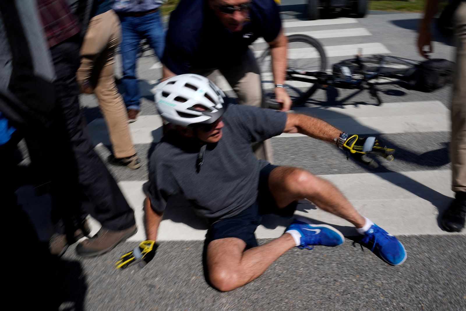 الرئيس الأميركي جو بايدن خلال سقوطه من على دراجته الهوائية قرب منزله في 