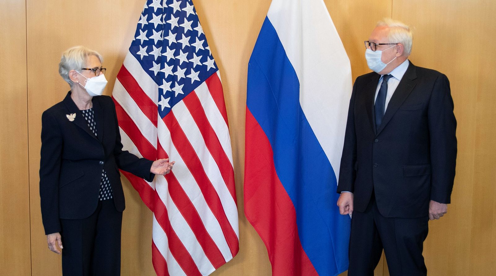 ويندي شيرمان نائبة وزير الخارجية الأميركي، بجانب سيرغي ريابكوف نائب وزير الخارجية الروسي، قبيل اجتماع في جنيف، 28 يوليو 2021 - REUTERS