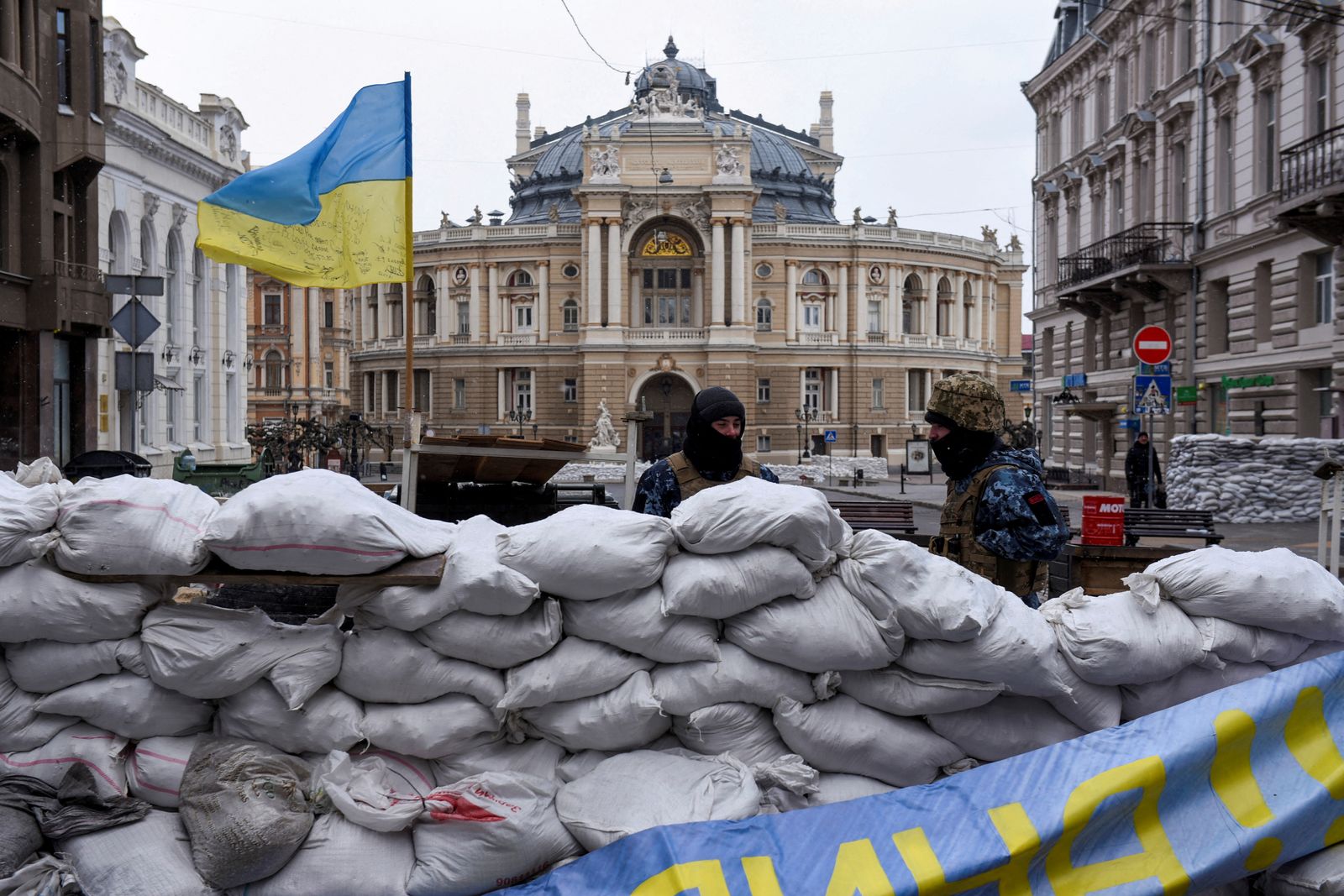 جنود يقفون وراء حاجز مع ظهور مسرح أوديسا للأوبرا وسط غزو روسي لأوكرانيا، أوديسا، أوكرانيا- 10 مارس 2022 - REUTERS