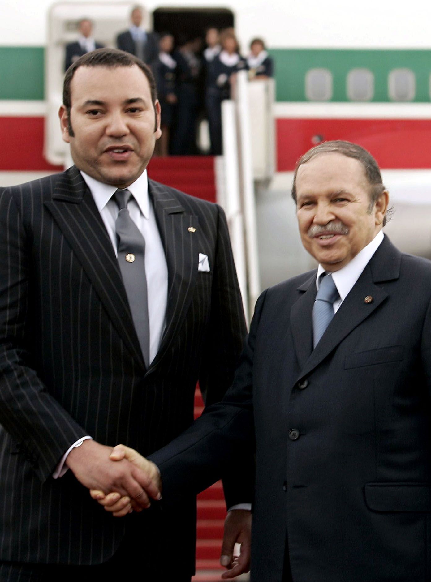 الرئيس الجزائري السابق عبد العزيز بوتفليقة يستقبل ملك المغرب محمد السادس. 21 مارس 2005 - REUTERS