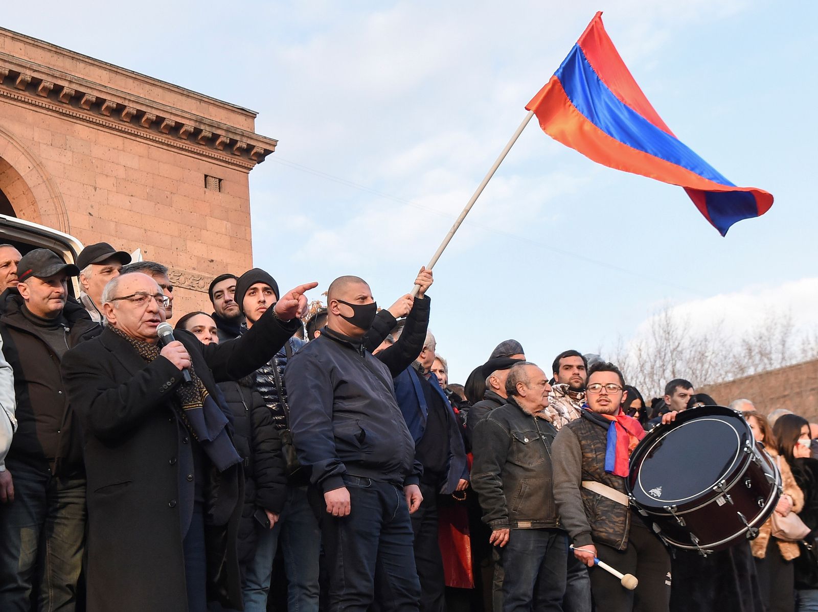 زعيم المعارضة الأرمينية فازغين مانوكيان يتحدث خلال تظاهرة في يريفان - 25 فبراير 2021 - REUTERS
