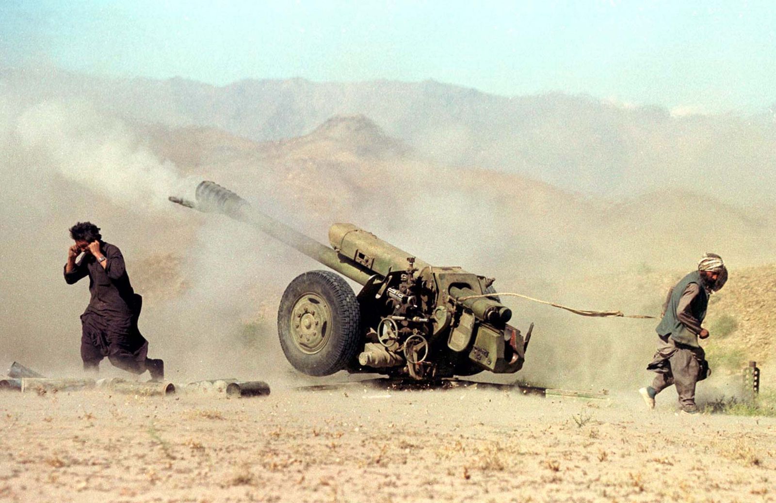 عناصر طالبان تطلق نيران المدفعية على قوات تابعة للحكومة الأفغانية على بعد 20 كيلومتراً شمال العاصمة كابول - 5 أكتوبر 1996 - REUTERS
