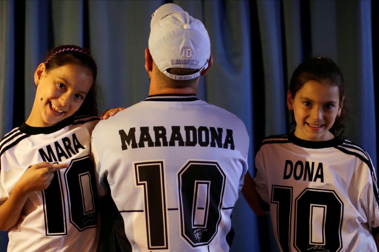 مارا ودونا مع والدهما في العاصمة الأرجنتينية بوينس آيريس - REUTERS