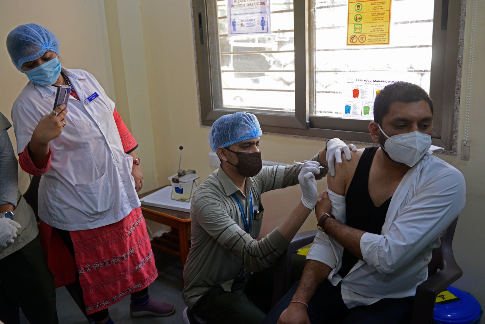 جانب من حملات التطعيم في مدينة أحمد أباد الهندية - AFP