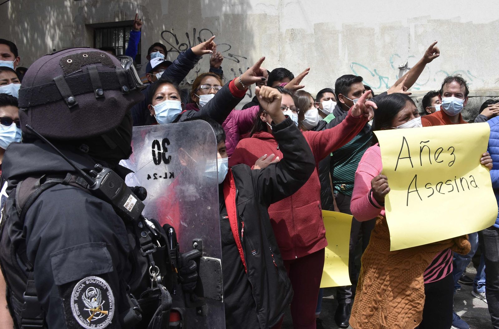 متظاهرون خارج خارج سجن النساء في ميرافلوريس، حيث تقضي الرئيسة البوليفية المؤقتة جانين أنيز عقوبتها في لاباز. 18 فبراير 2022 - AFP
