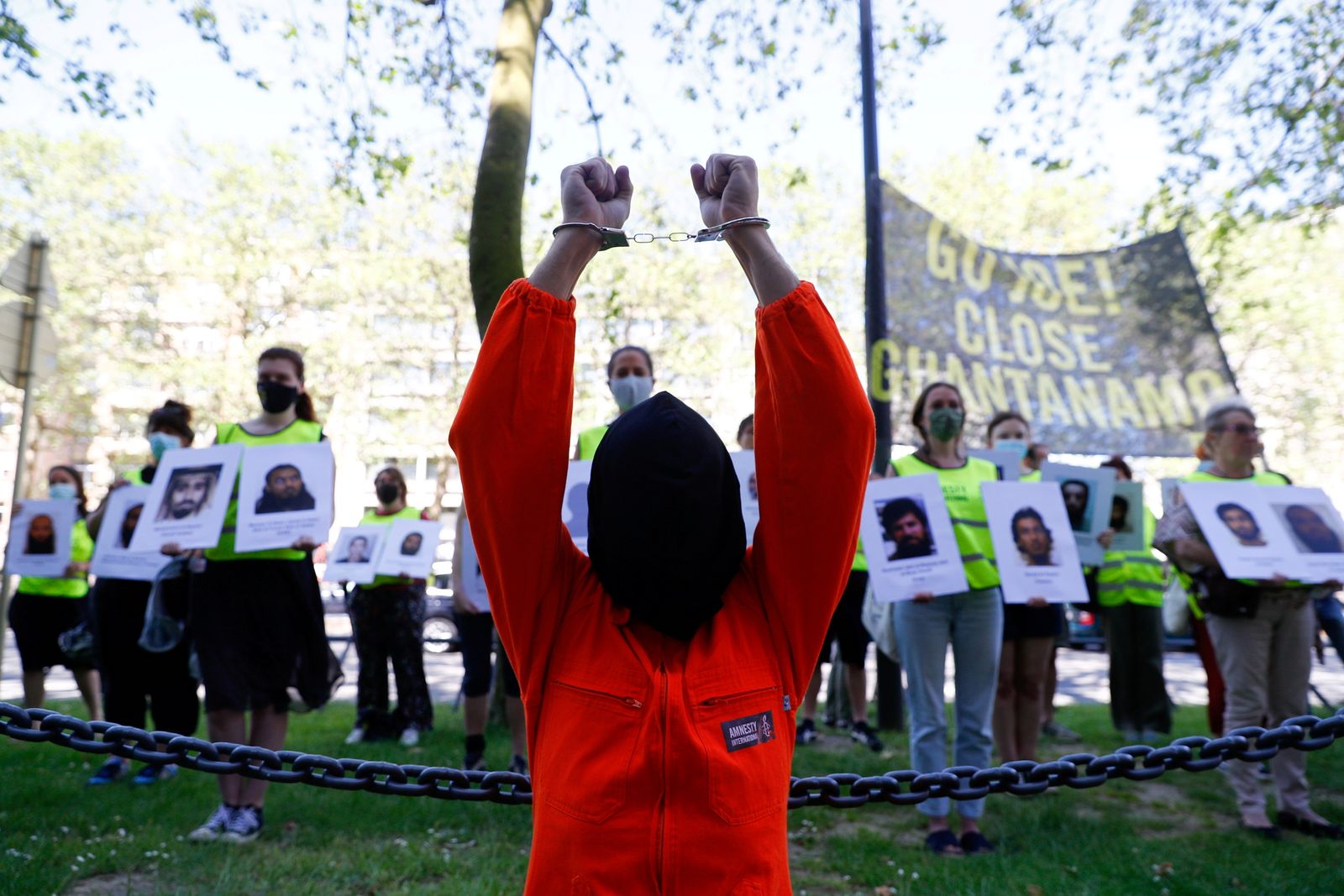 نشطاء يشاركون في احتجاج للمطالبة بإغلاق سجن غوانتانامو، خلال قمة الناتو في بروكسل، 14 يونيو 2021 - REUTERS