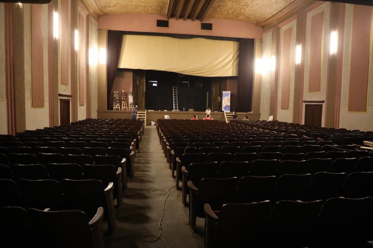وضع اللمسات الأخيرة على صالة دار سينما أمبير قبل تحويلها إلى مسرح في مدينة طرابلس لبنان - الشرق