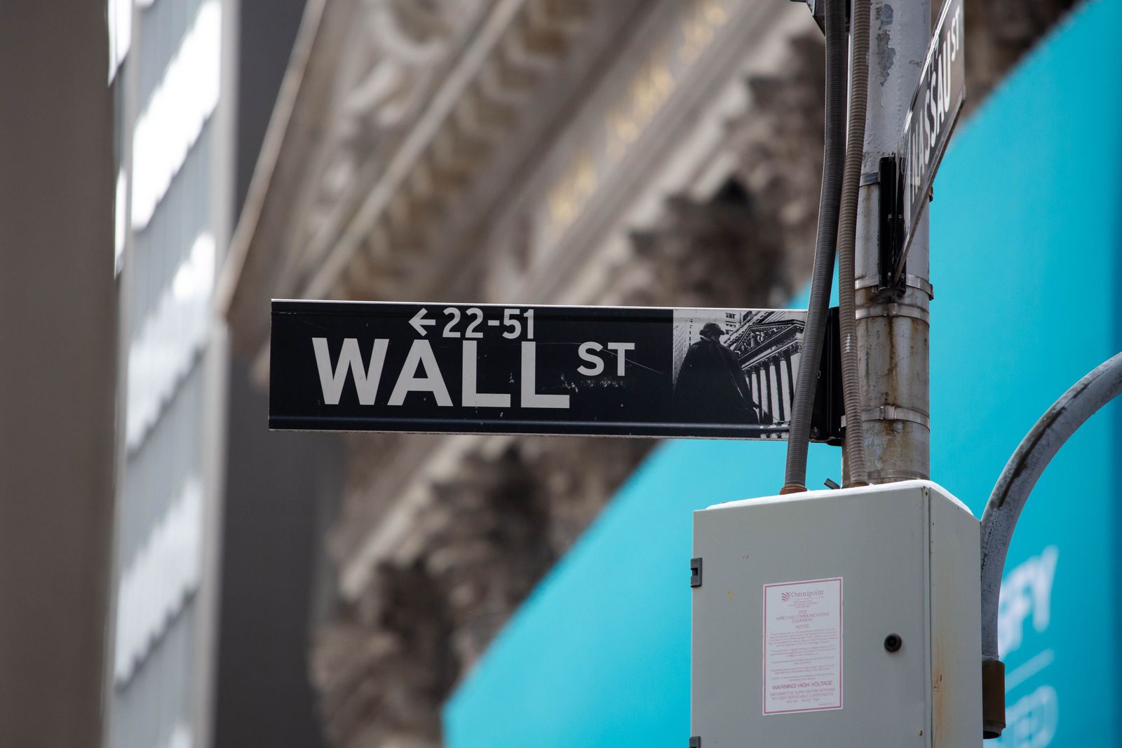 لافتة شارع وول ستريت أمام بورصة نيويورك - 11 فبراير 2021 - Bloomberg
