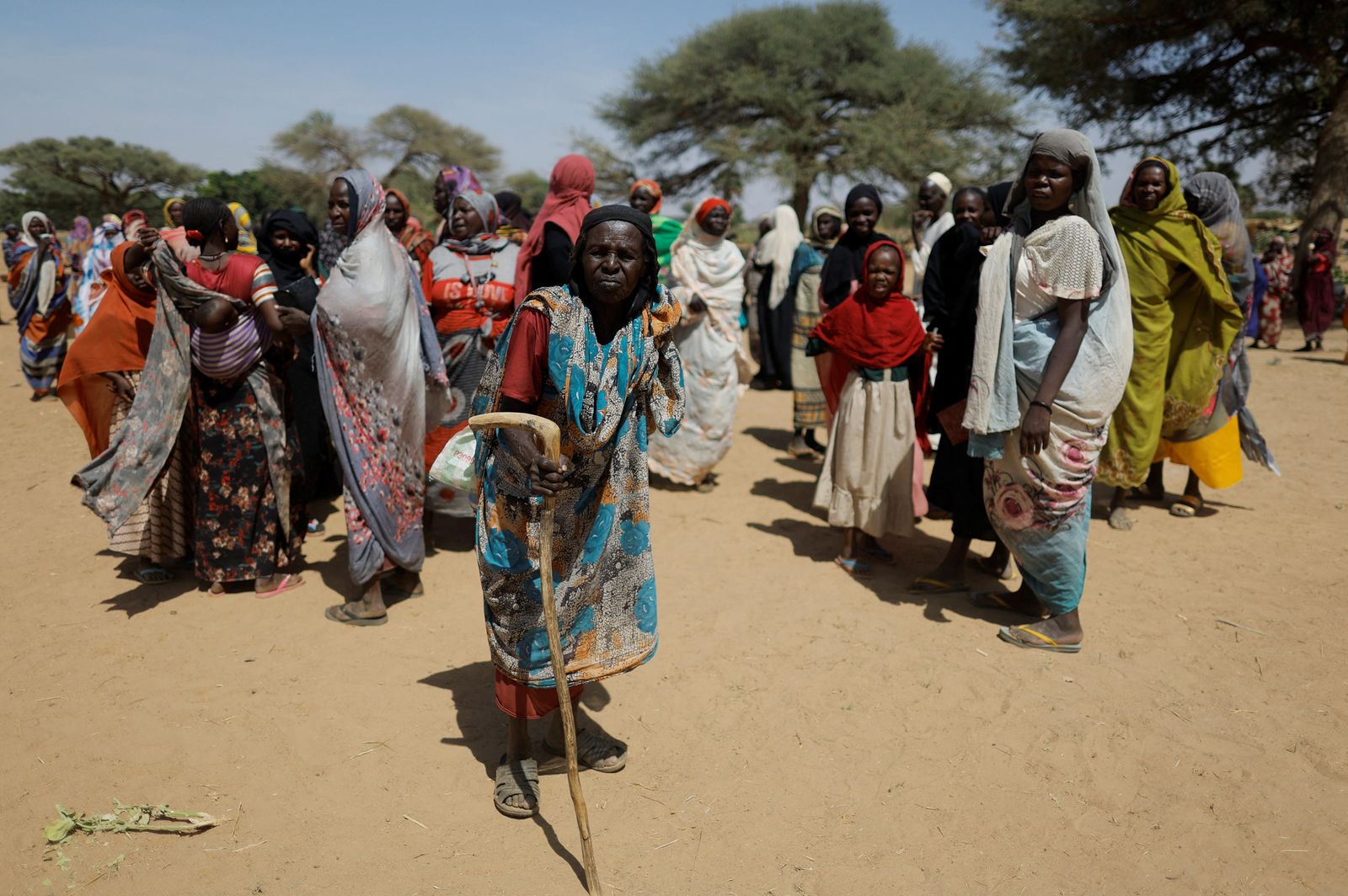 نازحون سودانيون على الحدود بين السودان وتشاد ينتظرون تلقي مساعدات غذائية. 7 مايو 2023