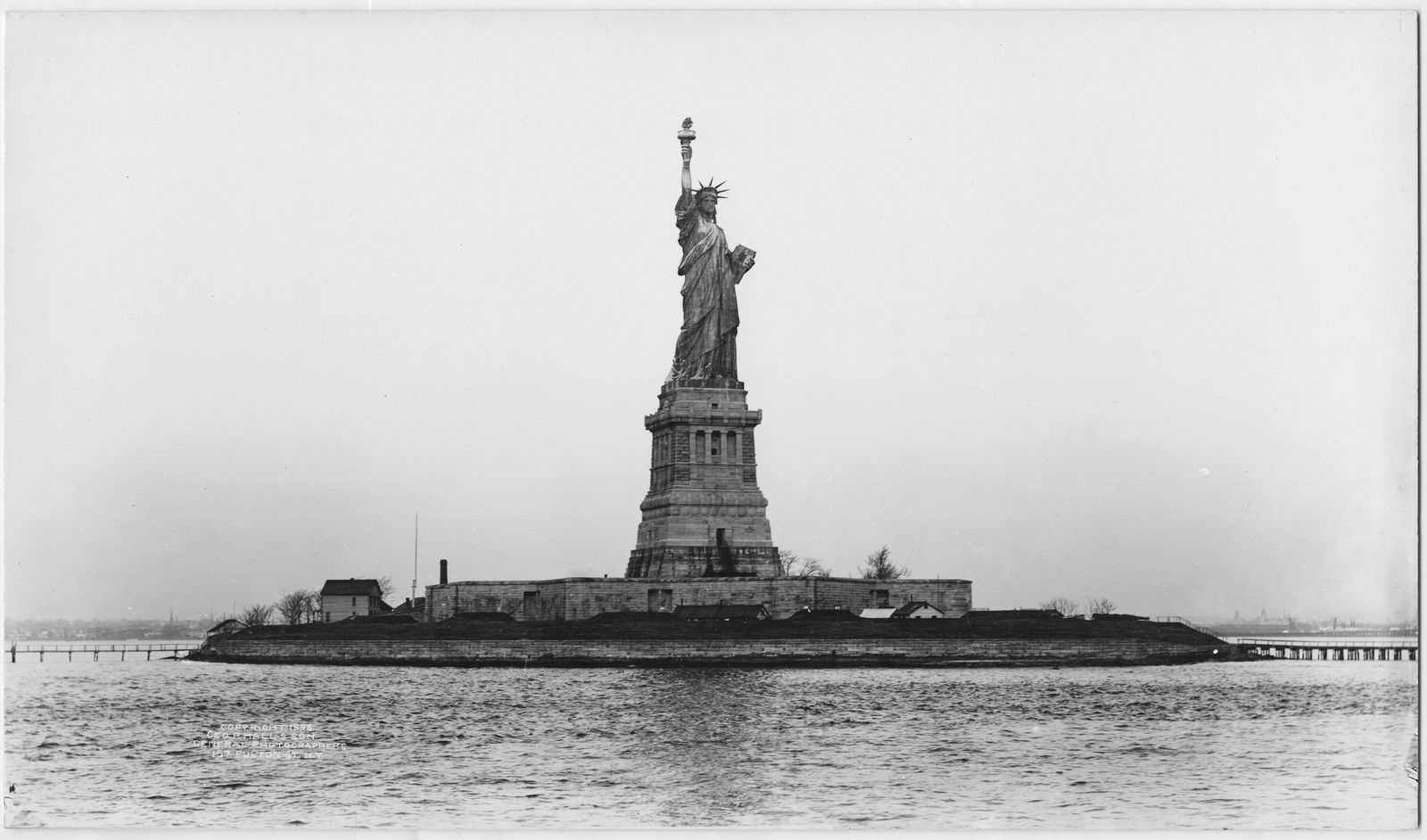 منظر عام لتمثال الحرية في مدينة نيويورك الأميركية عام 1898 - Getty Images