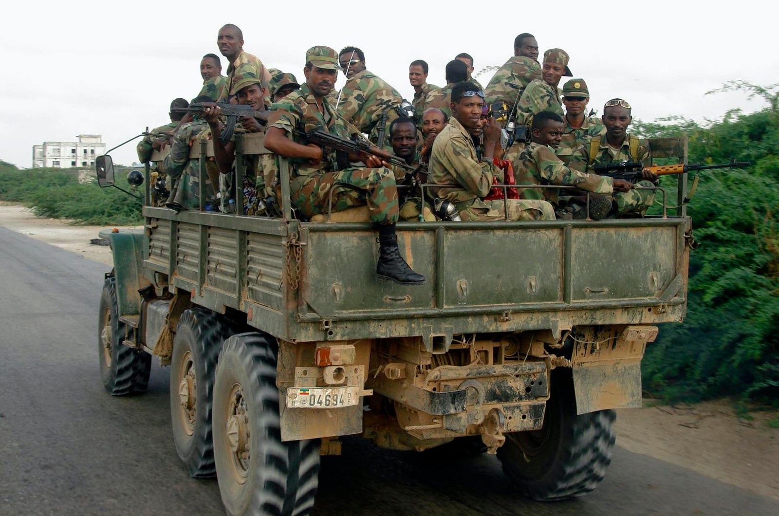 عربة عسكرية تحمل مجموعة من الجنود الإثيوبيين  - REUTERS