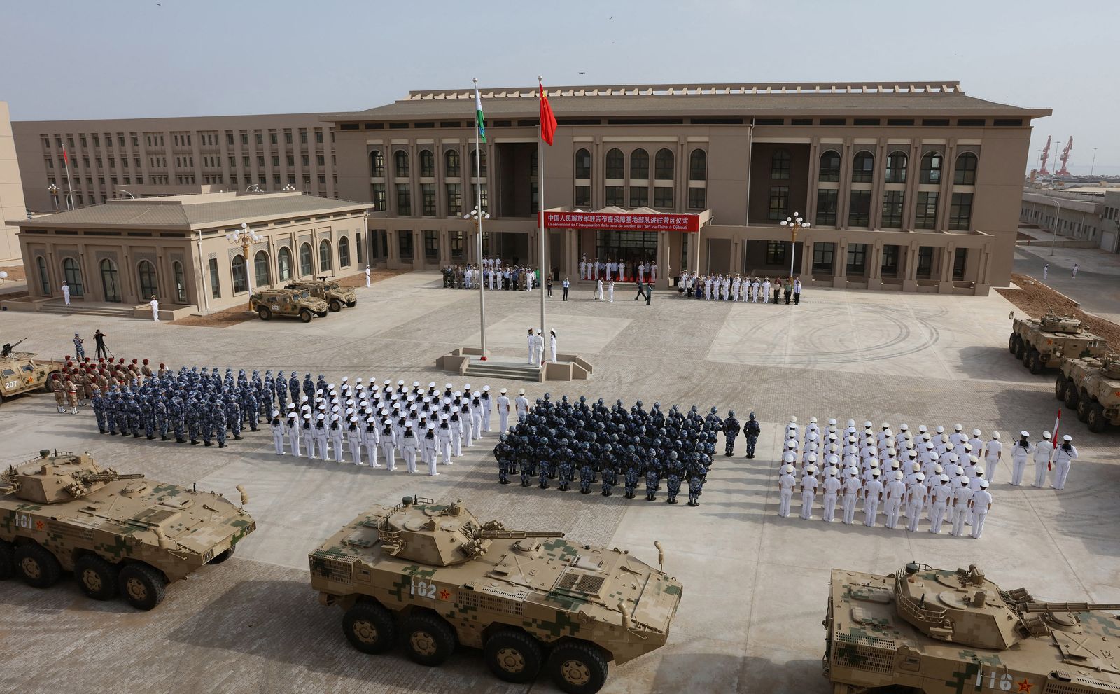 جنود صينيون خلال افتتاح القاعدة العسكرية لبلادهم في جيبوتي- 1 أغسطس 2017 - AFP