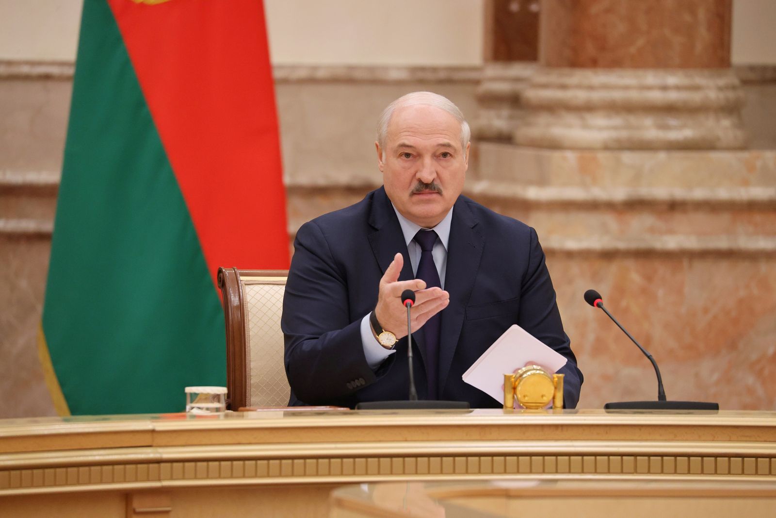رئيس بيلاروسيا ألكسندر لوكاشينكو يحضر اجتماع اللجنة الدستورية في مينسك - REUTERS