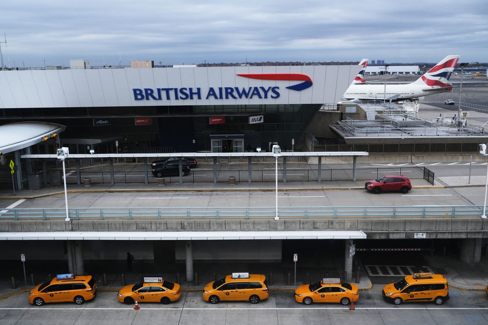 سيارات الأجرة تنتظر الركاب في مطار جون إف كينيدي (JFK) في مدينة نيويورك. - AFP