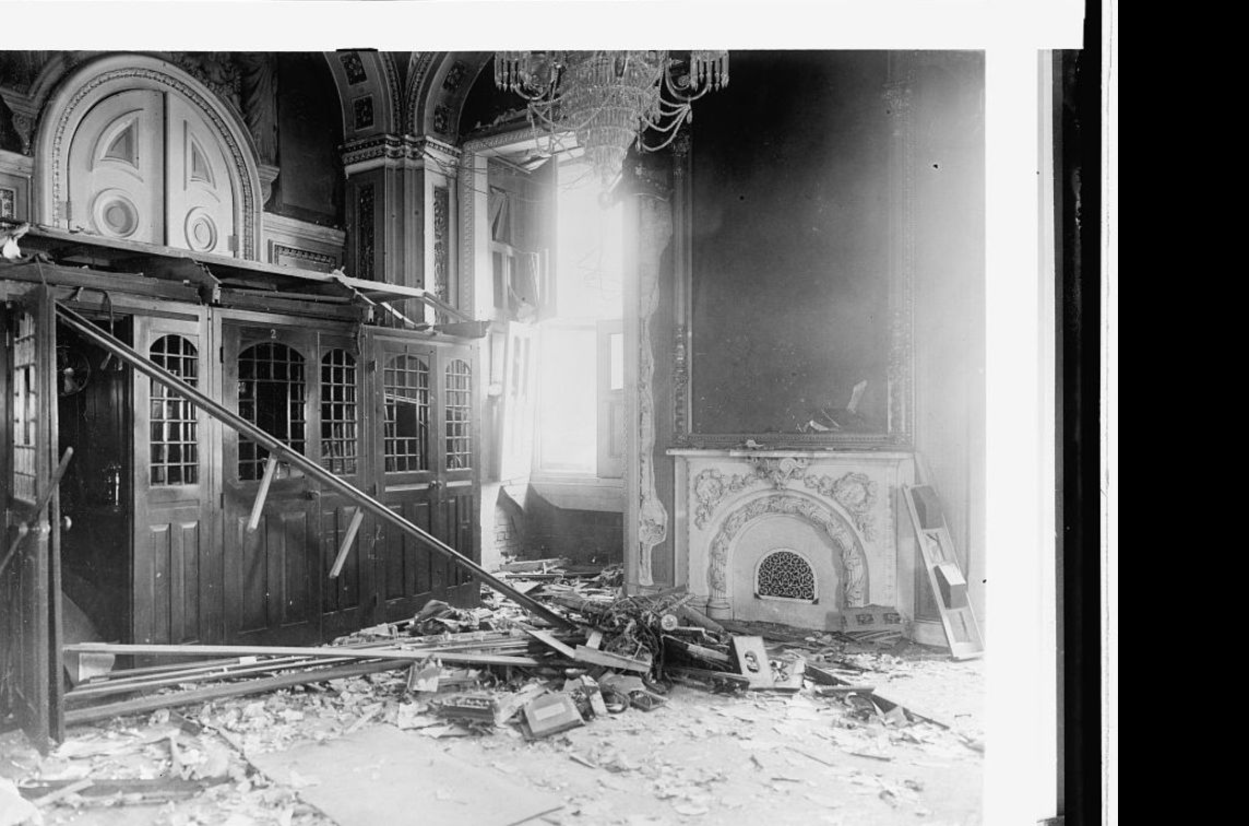 مشهد من الدمار الذي خلفه انفجار قنبلة زرعها أستاذ جامعي ذكرت مصادر أنه كان جاسوساً لألمانيا، داخل مبنى الكونغرس، يناير 1915 - مكتبة الكونغرس