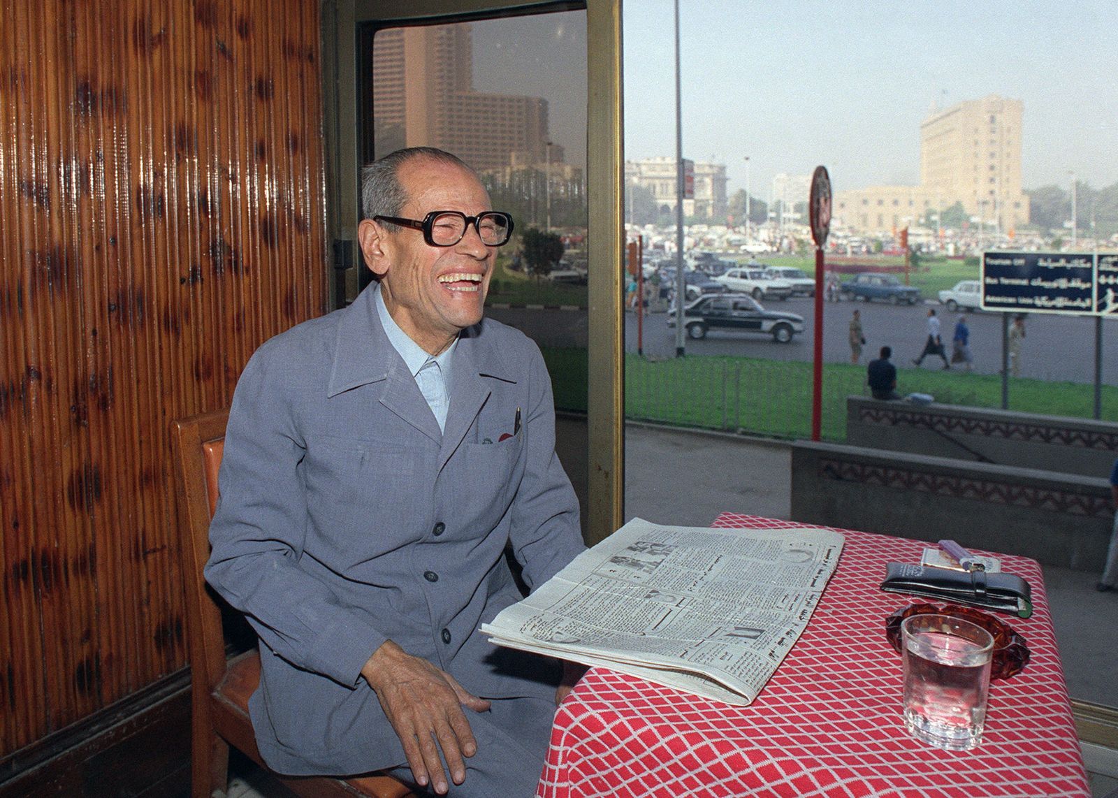 الروائي المصري نجيب محفوظ في أحد مقاهي القاهرة، 14 أكتوبر 1988 - AFP