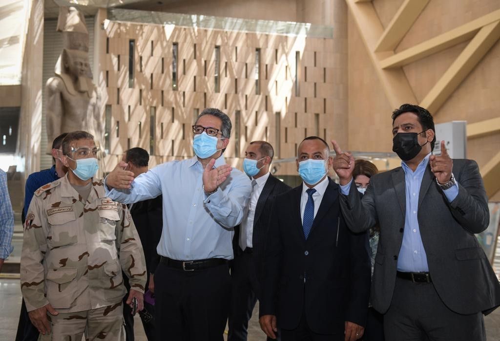 جانب من جولة وزير السياحة والآثار المصري خالد العناني لتفقد المتحف المصري الكبير 7 يونيو 2021 - وزارة السياحة والآثار المصرية