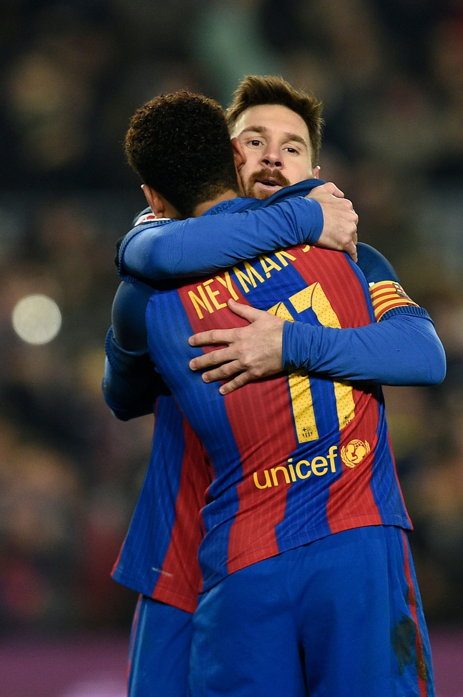 ليونيل ميسي يعانق زميله نيمار حين كانا يلعبان سوياً في صفوف برشلونة - AFP