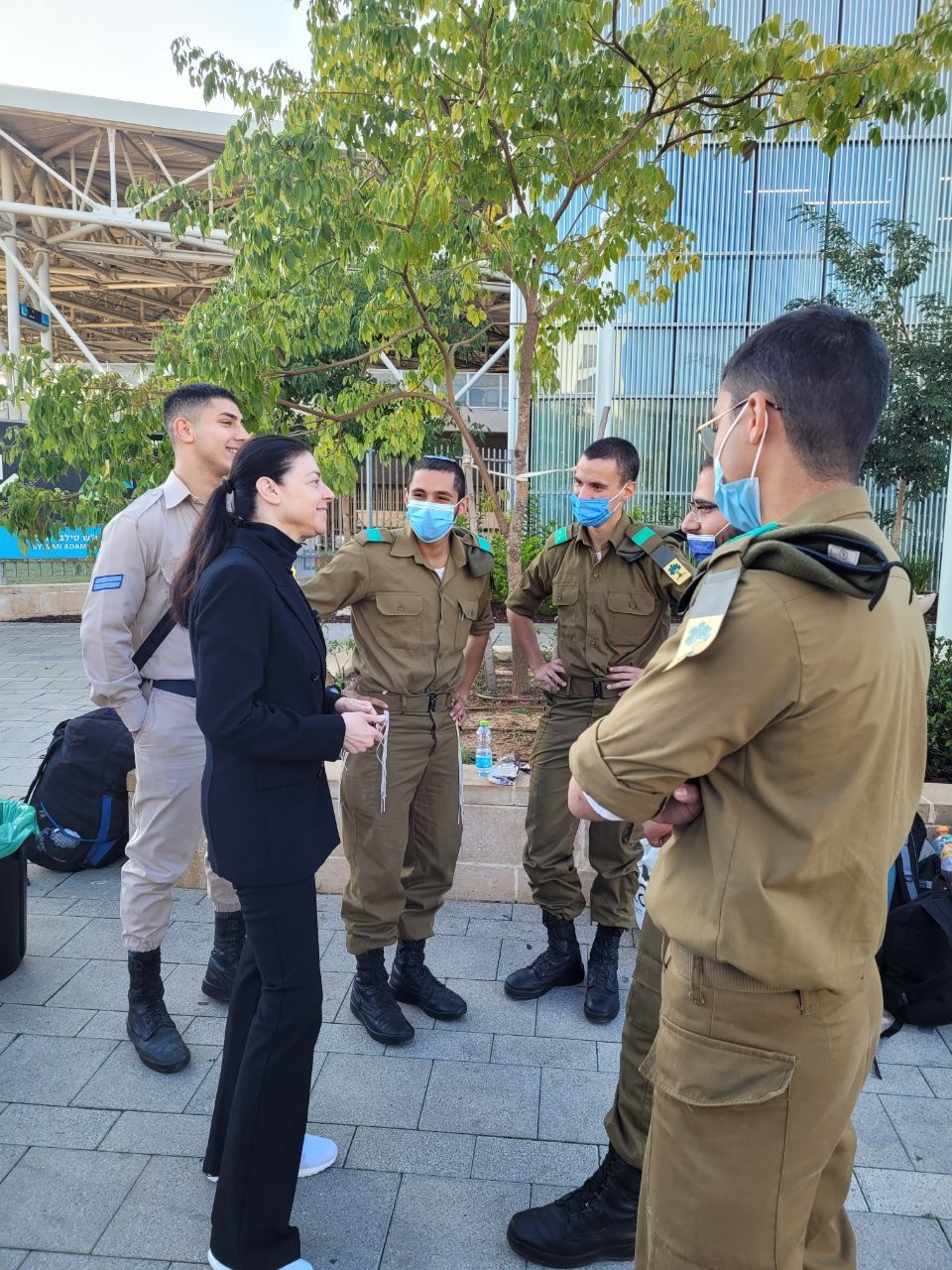 وزير النقل الإسرائيلية ميراف ميخائيلي محاطة بمجموعة من الجنود الإسرائيليين. - Twitter/@MeravMichaeli