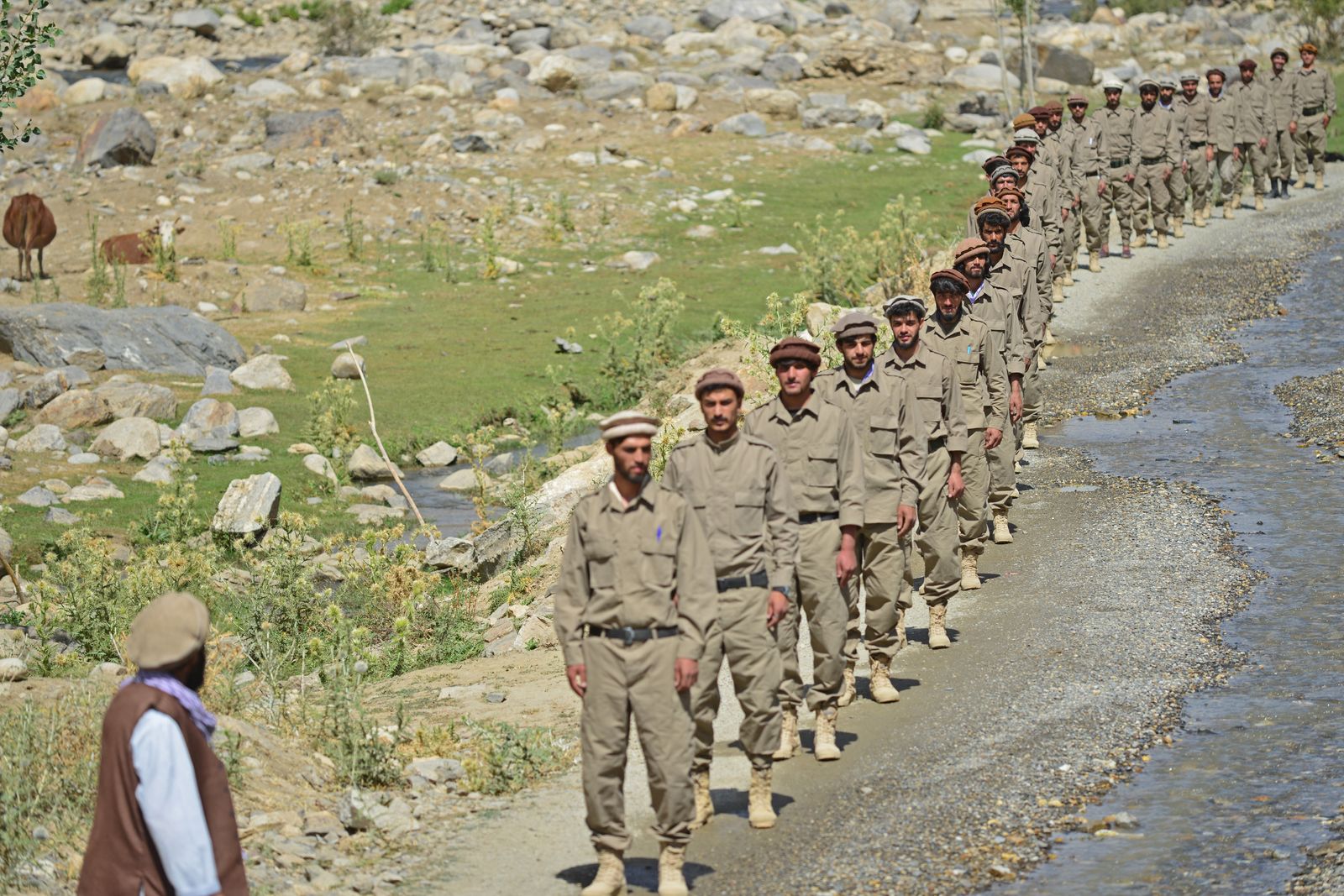 طابور من عناصر قوات الأمن الأفغانية، المنضمة إلى حركة مقاومة في وادي بنجشير-21 أغسطس 2021 - AFP