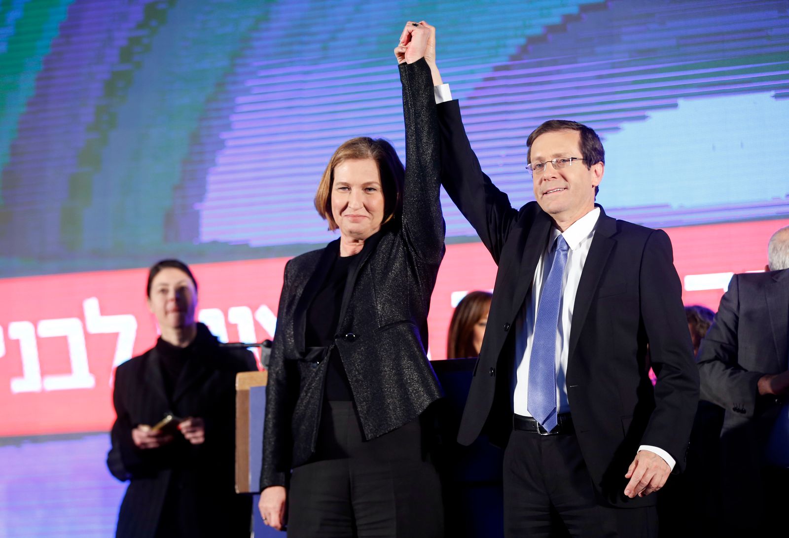 هرتسوغ وليفني يتشابكان اليدين خلال مؤتمر انتخابي في تل أبيب- 18 مارس 2015 - REUTERS