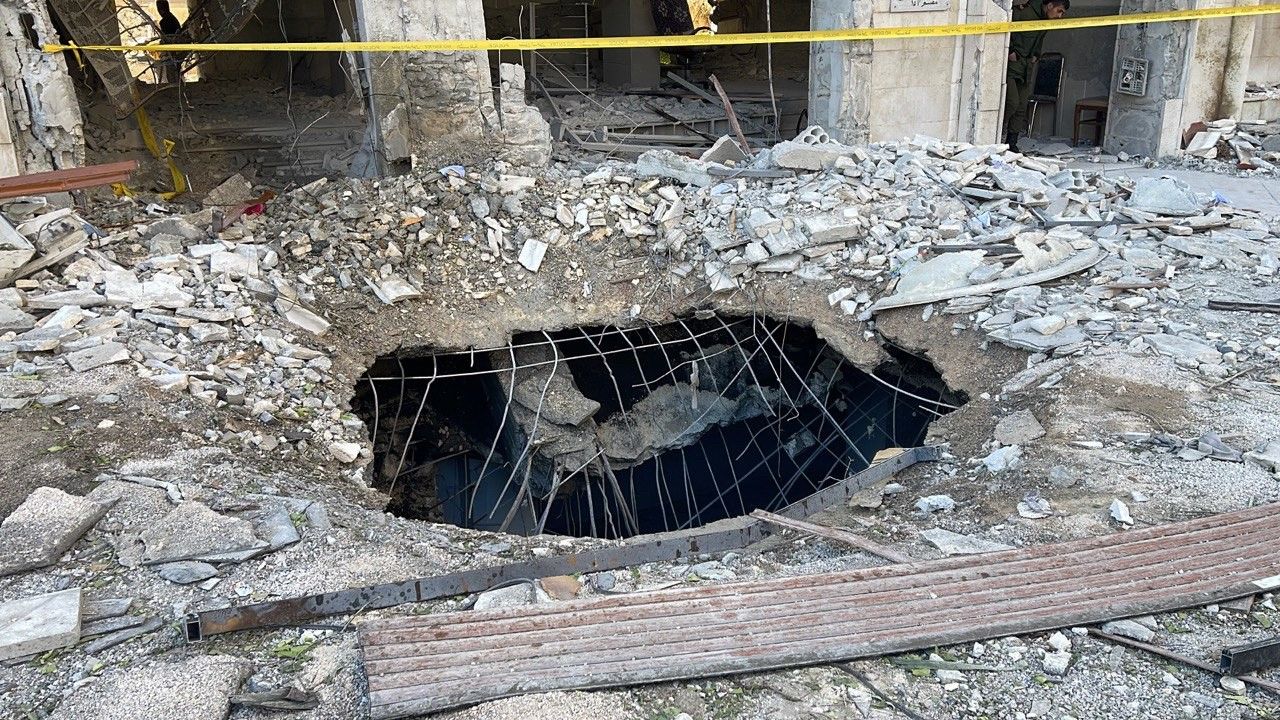 حفرة أمام مبنى سكن طالته ضربة جوية إسرائيلية استهدفت دمشق ومحيطها. 19 فبراير 2023 - الشرق