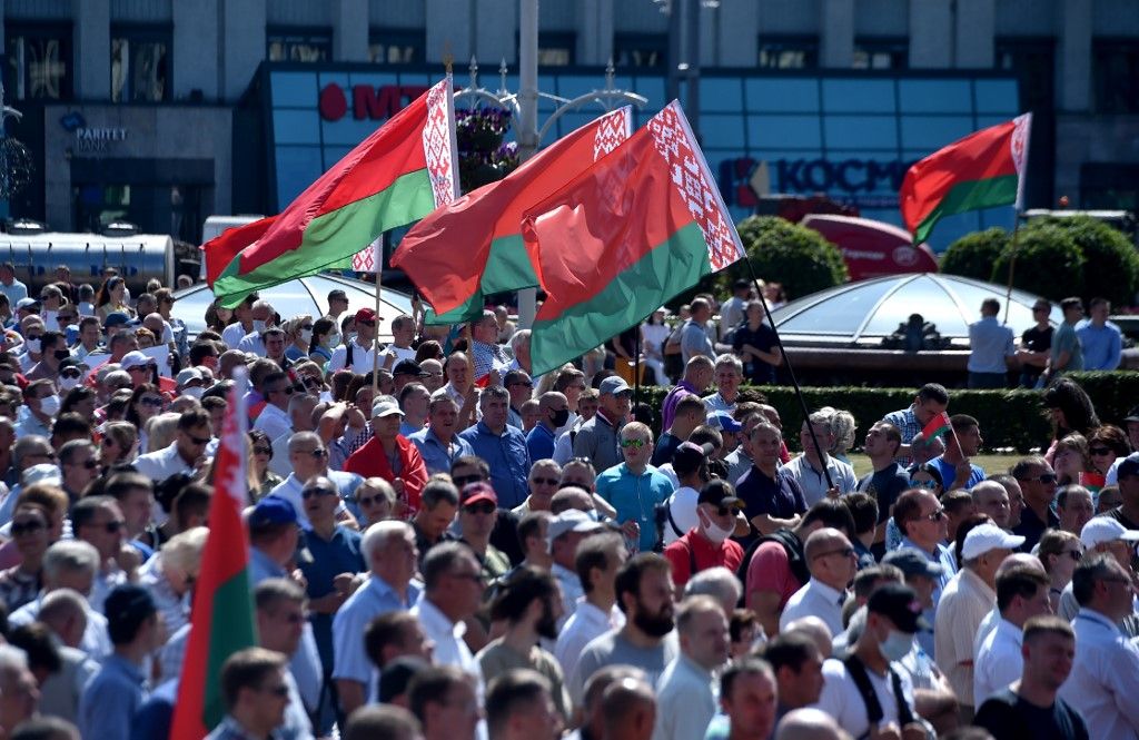 مؤيّدون لرئيس بيلاروسيا ألكسندر لوكاشينكو خلال تجمّع في مينسك - 16 أغسطس 2020 - AFP