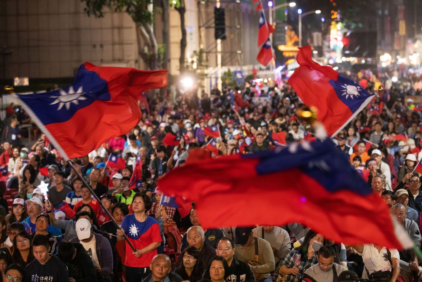 يلوّحون بأعلام تايوانية خلال تجمّع انتخابي لحزب 