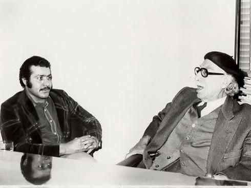 محمد رضا نصر الله أثناء حواره مع الأديب توفيق الحكيم  - الشرق