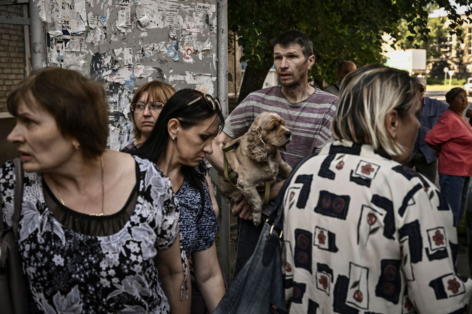 Civilians are evacuated from the city of Sloviansk in the eastern Ukraine region of Donbas on June 9, 2022, as Russian forces have for weeks been concentrating their firepower on Severodonetsk and its sister city of Lysychansk across the river. - A defiant Lugansk governor declares that Ukrainian forces could reclaim Severodonetsk 