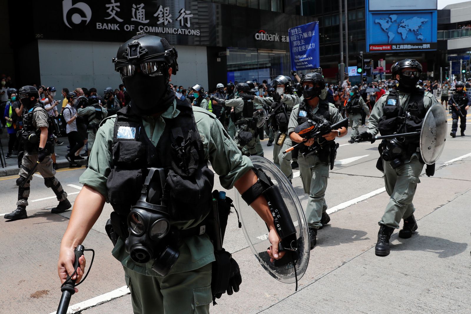 ضباط شرطة مكافحة الشغب ينتشرون في شوارع هونغ كونغ لمواجهة الاحتجاجات  - REUTERS