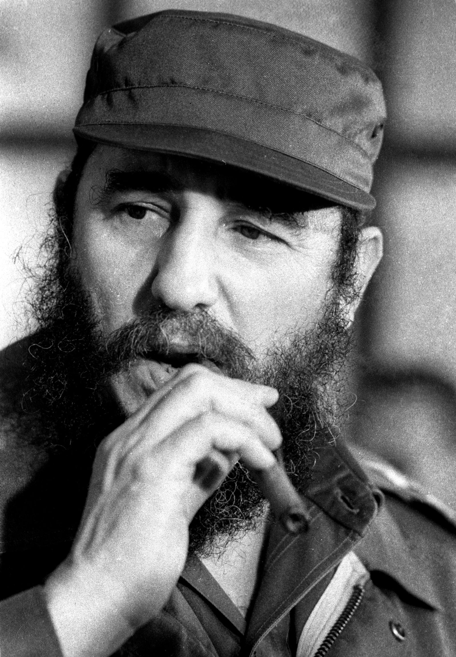 الزعيم الكوبي الراحل فيدل كاسترو يدخن سيجاراً خلال جلسة للجمعية الوطنية في هافانا - 2 ديسمبر 1976 - REUTERS