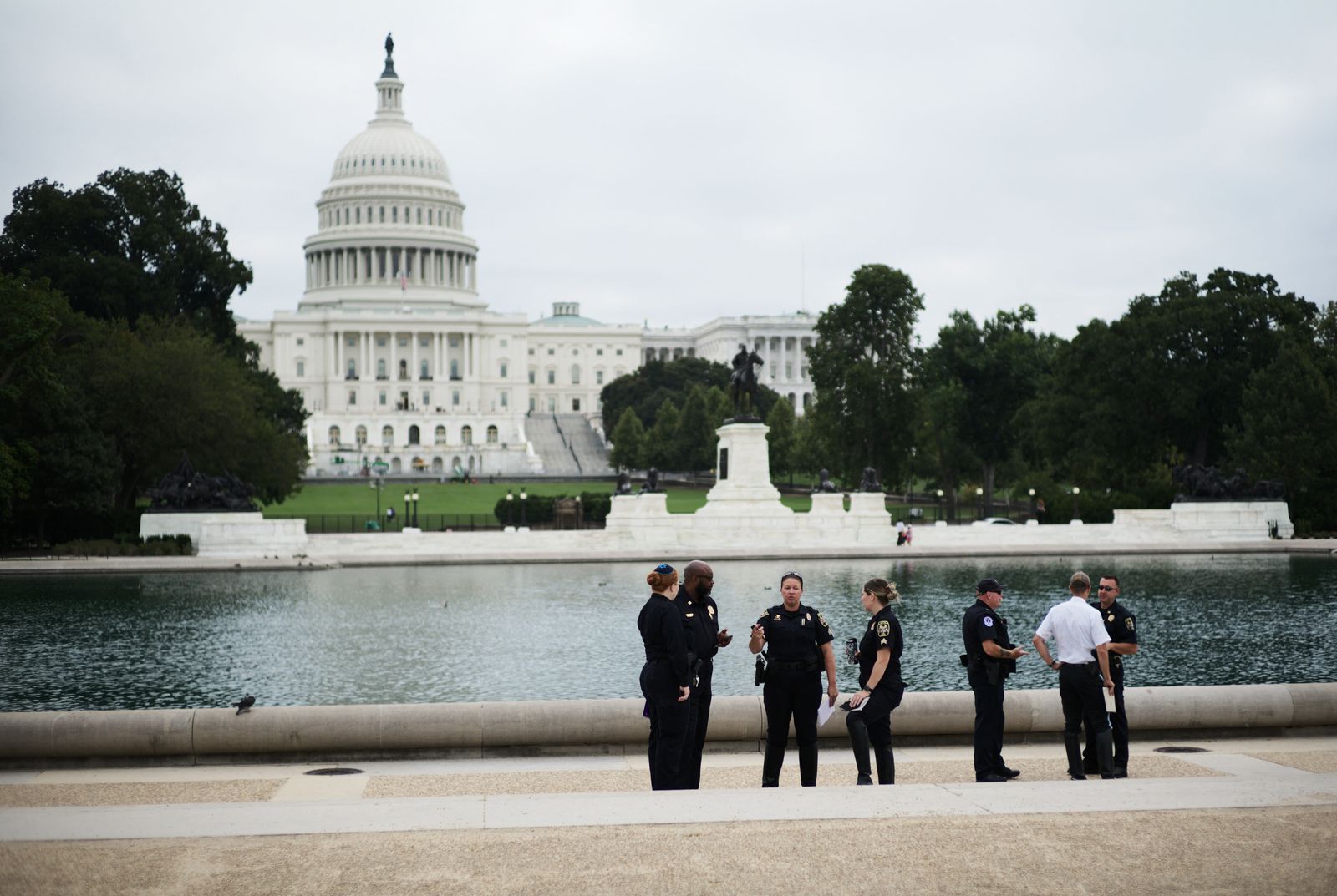 الشرطة الأميركية أمام مبنى الكابيتول في العاصمة واشنطن - 16 سبتمبر 2021 - AFP