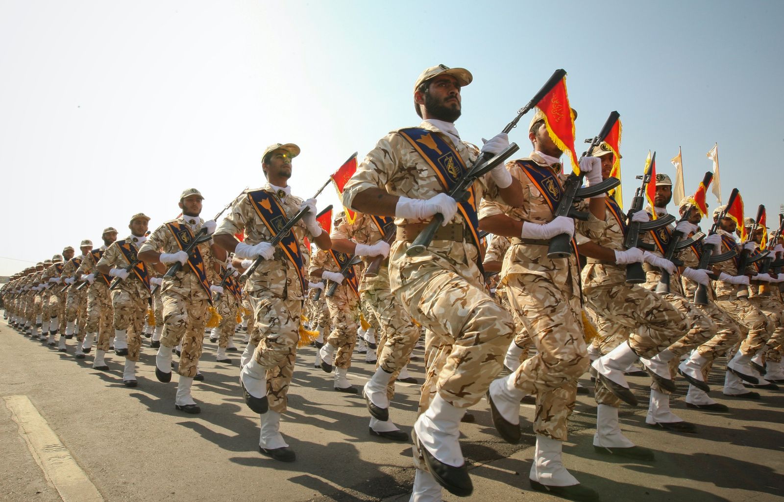 عناصر من الحرس الثوري الإيراني خلال استعراض في طهران - REUTERS