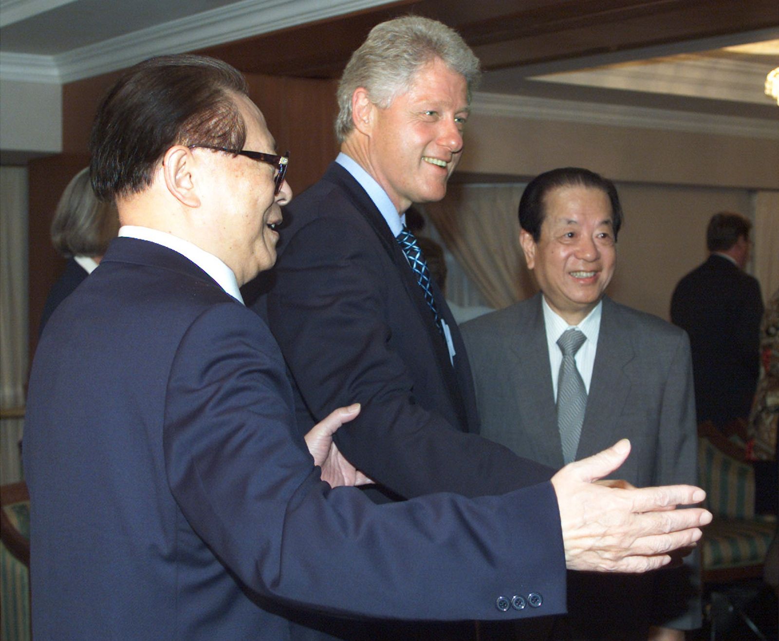  الرئيس الصيني آنذاك جيانغ زيمين (يسار) إلى جانب نظيره الأميركي بيل كلينتون خلال قمة بشأن تحرير الاقتصاد الصيني في بندر سري بكاوان، عاصمة بروناي - 16 نوفمبر 2000 - REUTERS
