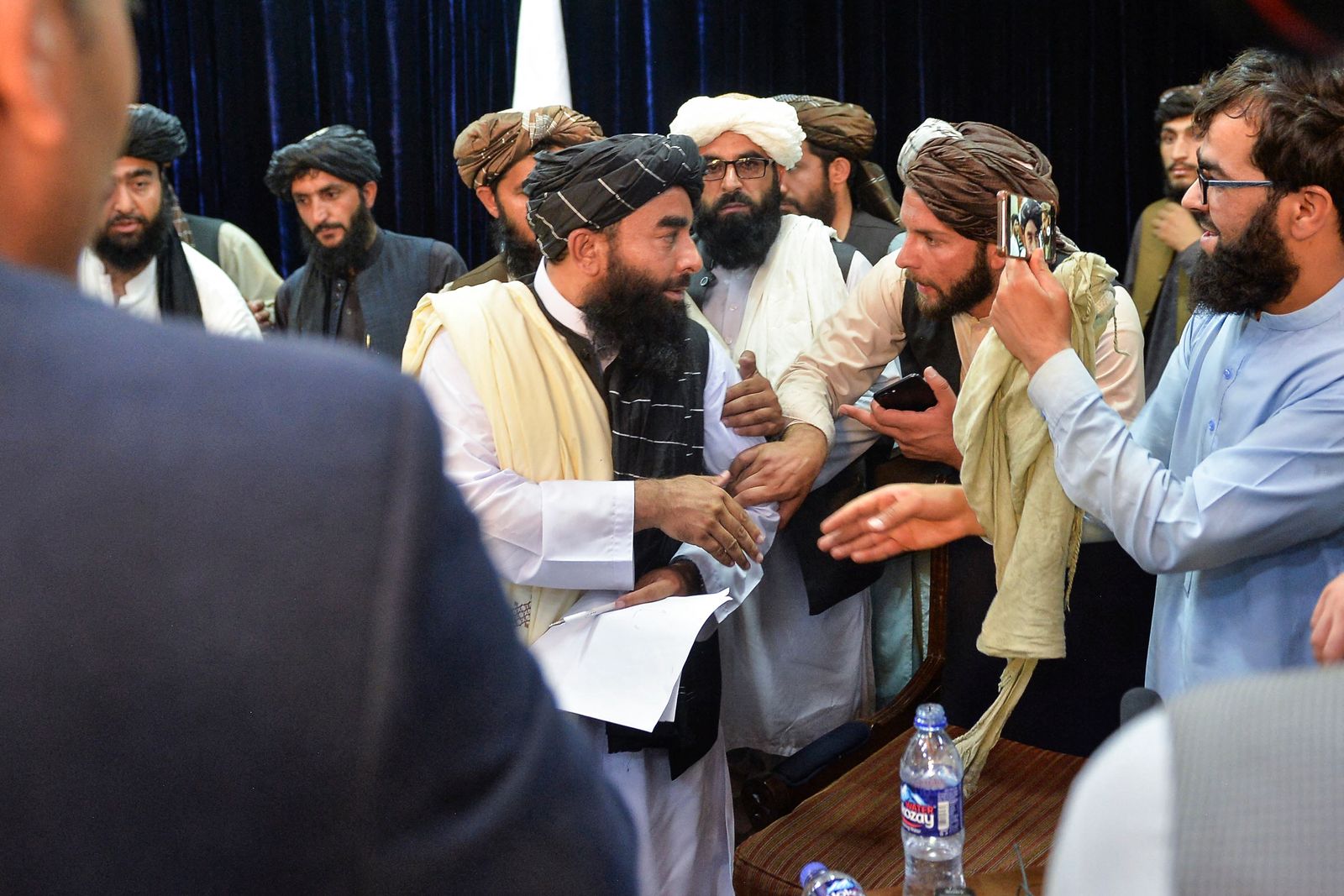 المتحدث باسم طالبان ذبيح الله مجاهد بعد مؤتمر صحافي في كابول -17 أغسطس 2021 - AFP
