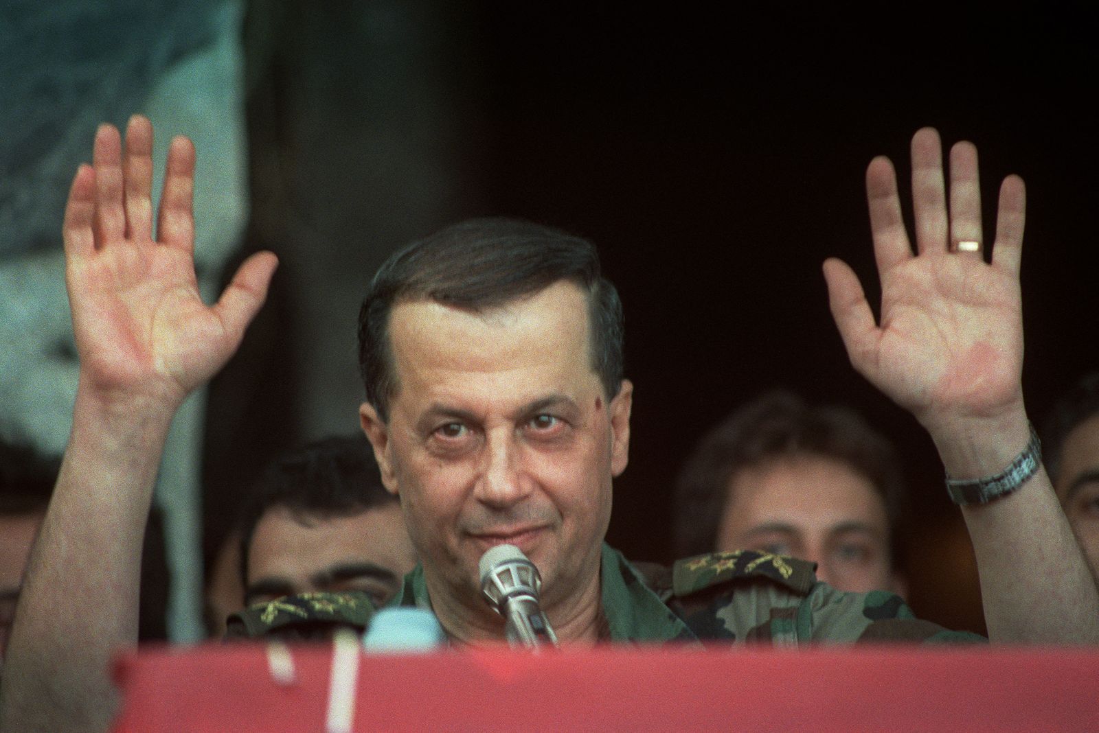 ميشال عون يخاطب تجمعاً حاشداً خلال مظاهرات رافضة لاتفاق الطائف، في العاصمة بيروت- 28 أكتوبر 1988 - AFP