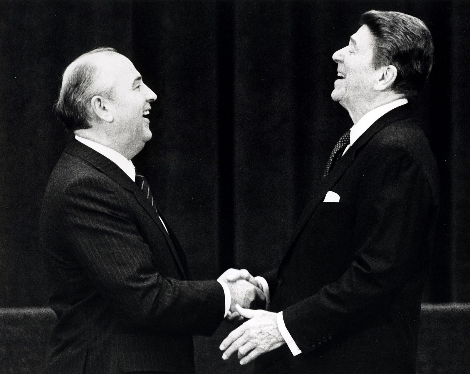 جانب من لقاء الرئيس الأميركي رونالد ريغن والزعيم السوفياتي ميخائيل غورباتشيف في جنيف. 21 نوفمبر 1985. - Reuters