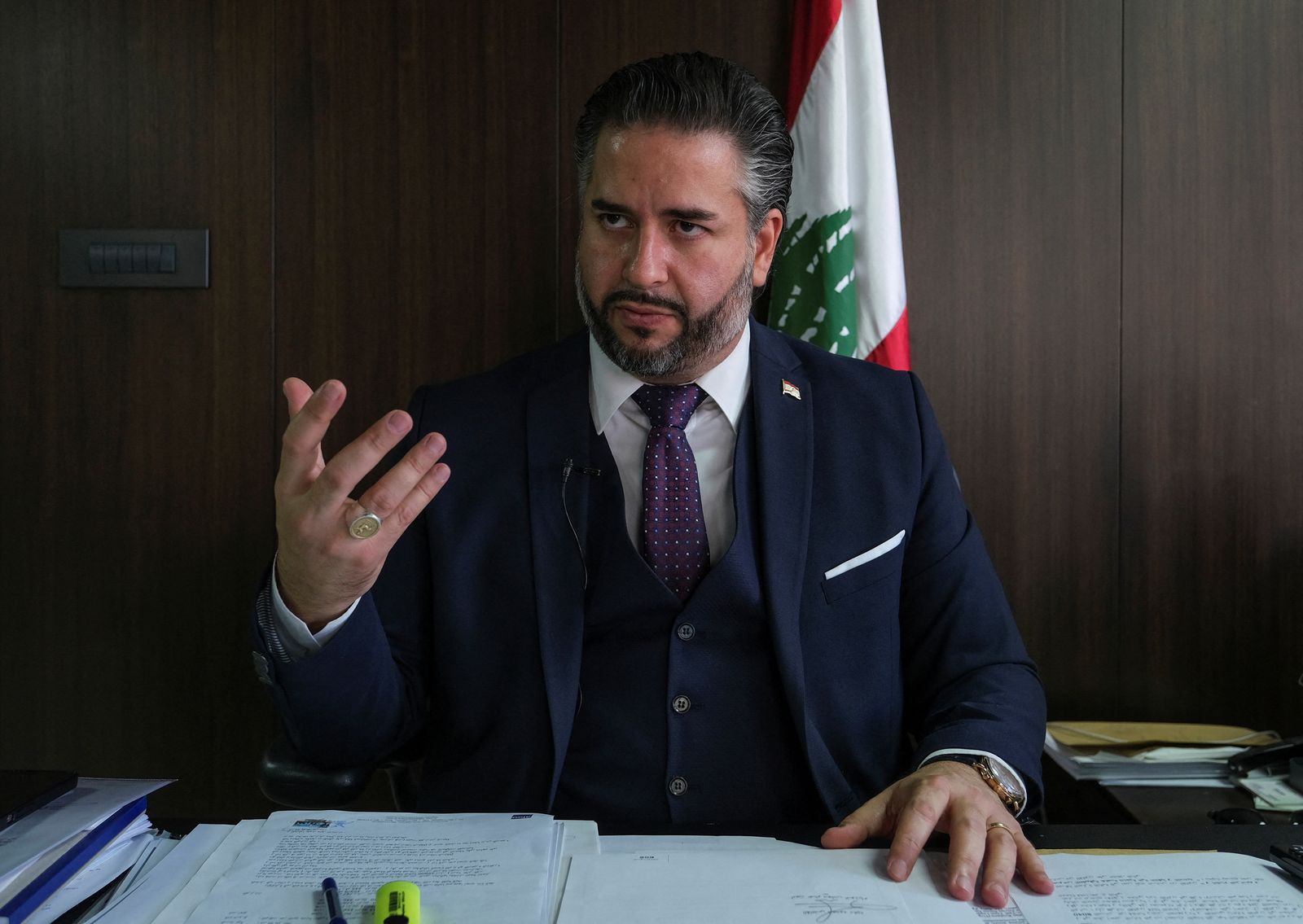 أمين سلام وزير الاقتصاد في حكومة تصريف الأعمال اللبنانية خلال مقابلة مع رويترز في بيروت. - REUTERS