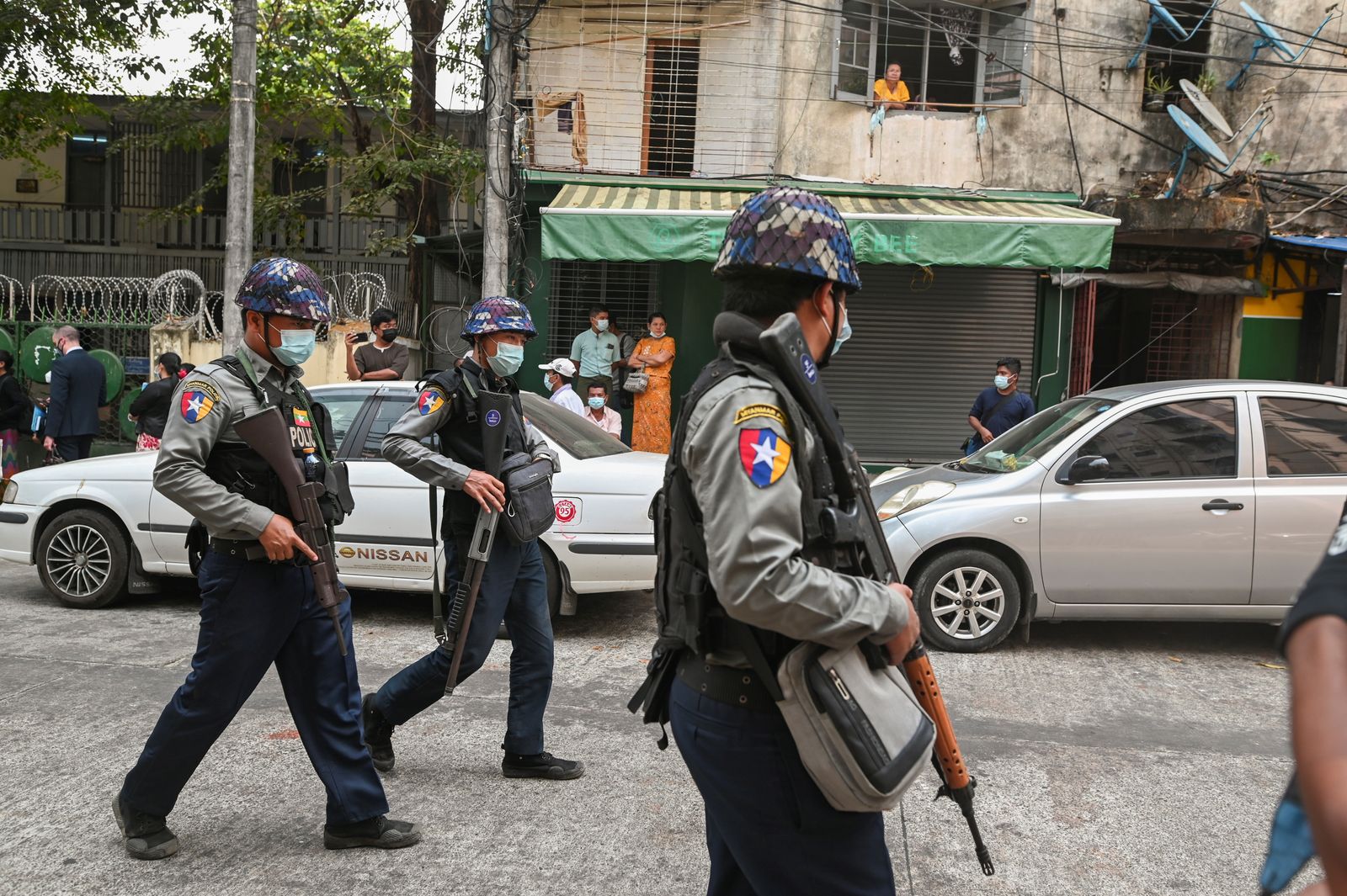 شرطيون أمام محكمة في بلدة كاميوت بميانمار - 12 مارس 2021 - REUTERS